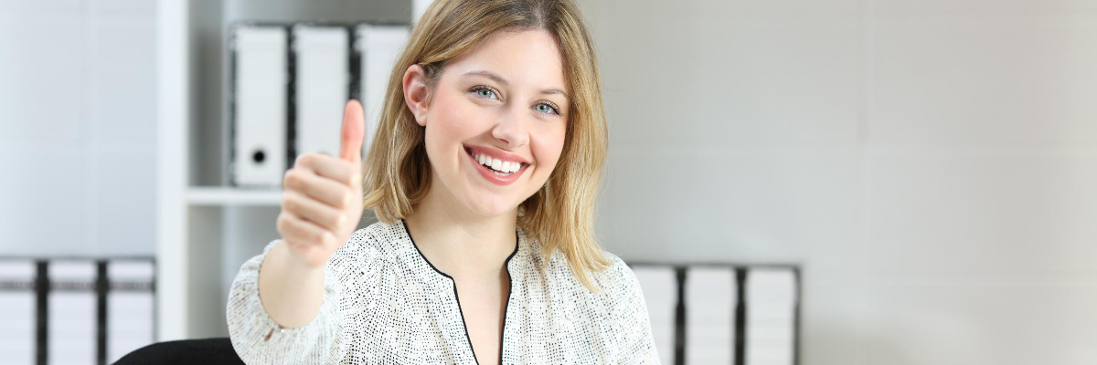 lady sitting smiling with thumbs up